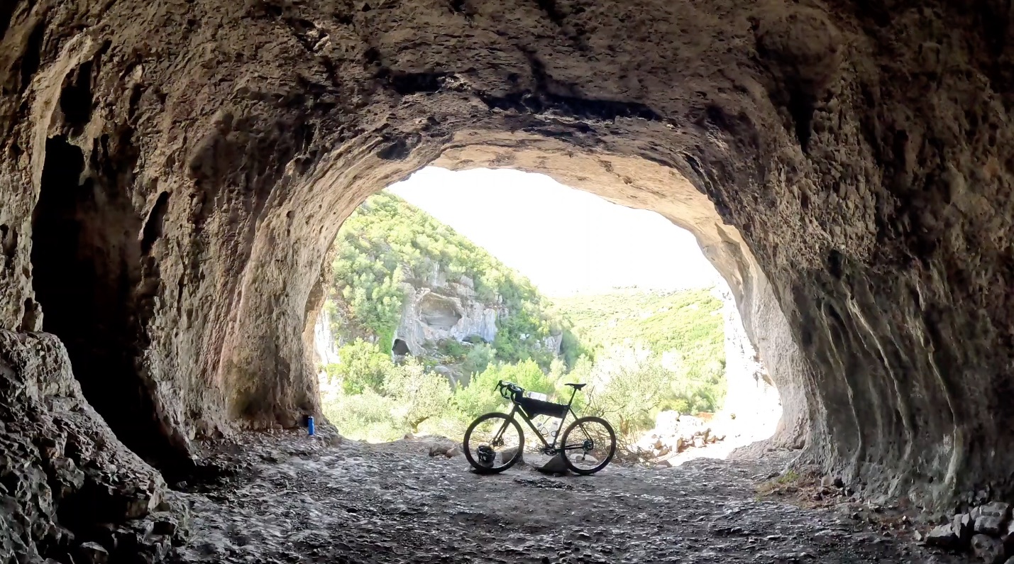 Buracas do Casmilo: The Paleolithic Eye of the Valley 💎