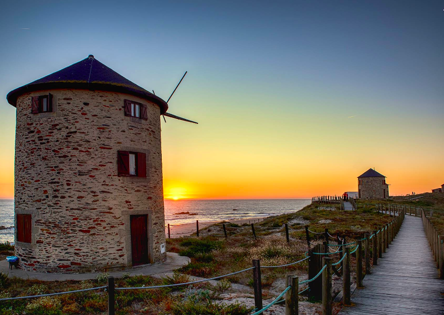 Moinhos da Apúlia — Windmills on the Atlantic Dunes