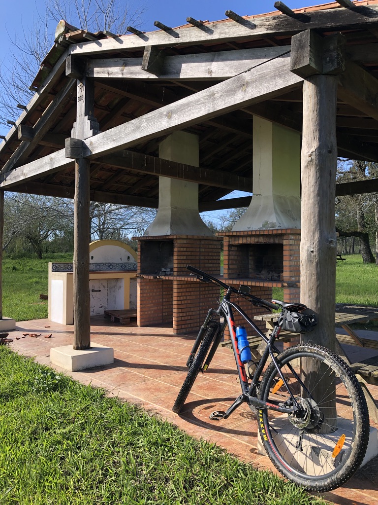 Parque de Merendas de Maiorca — Countryside Picnic Haven with Lake & Orange Grove