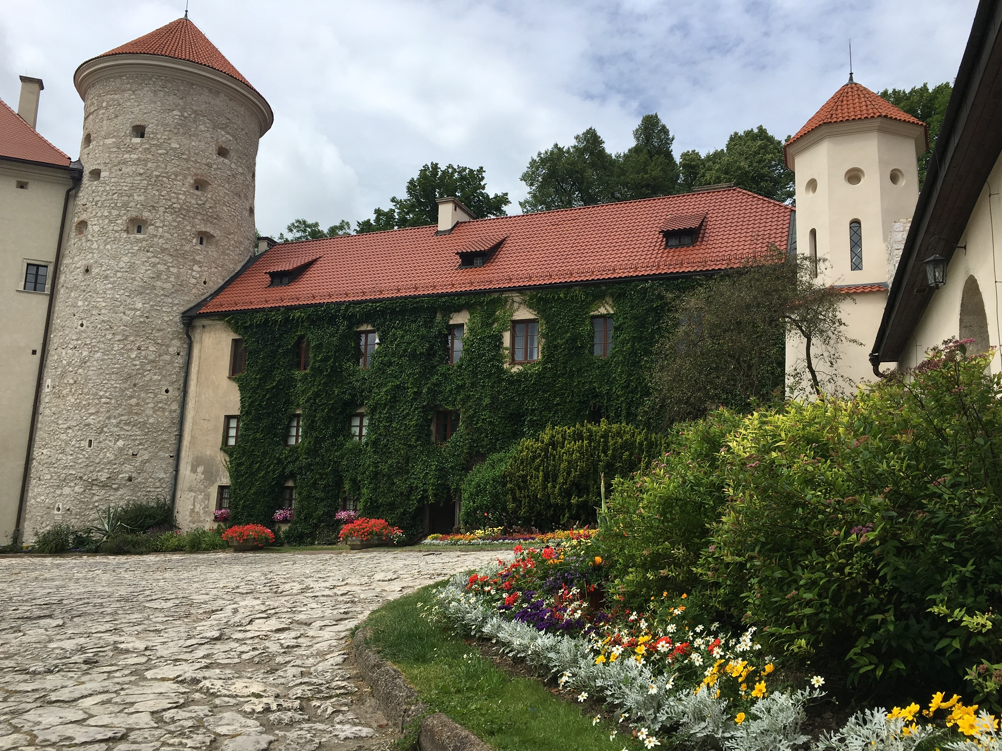 Pieskowa Skała Castle (Zamek Pieskowa Skała)