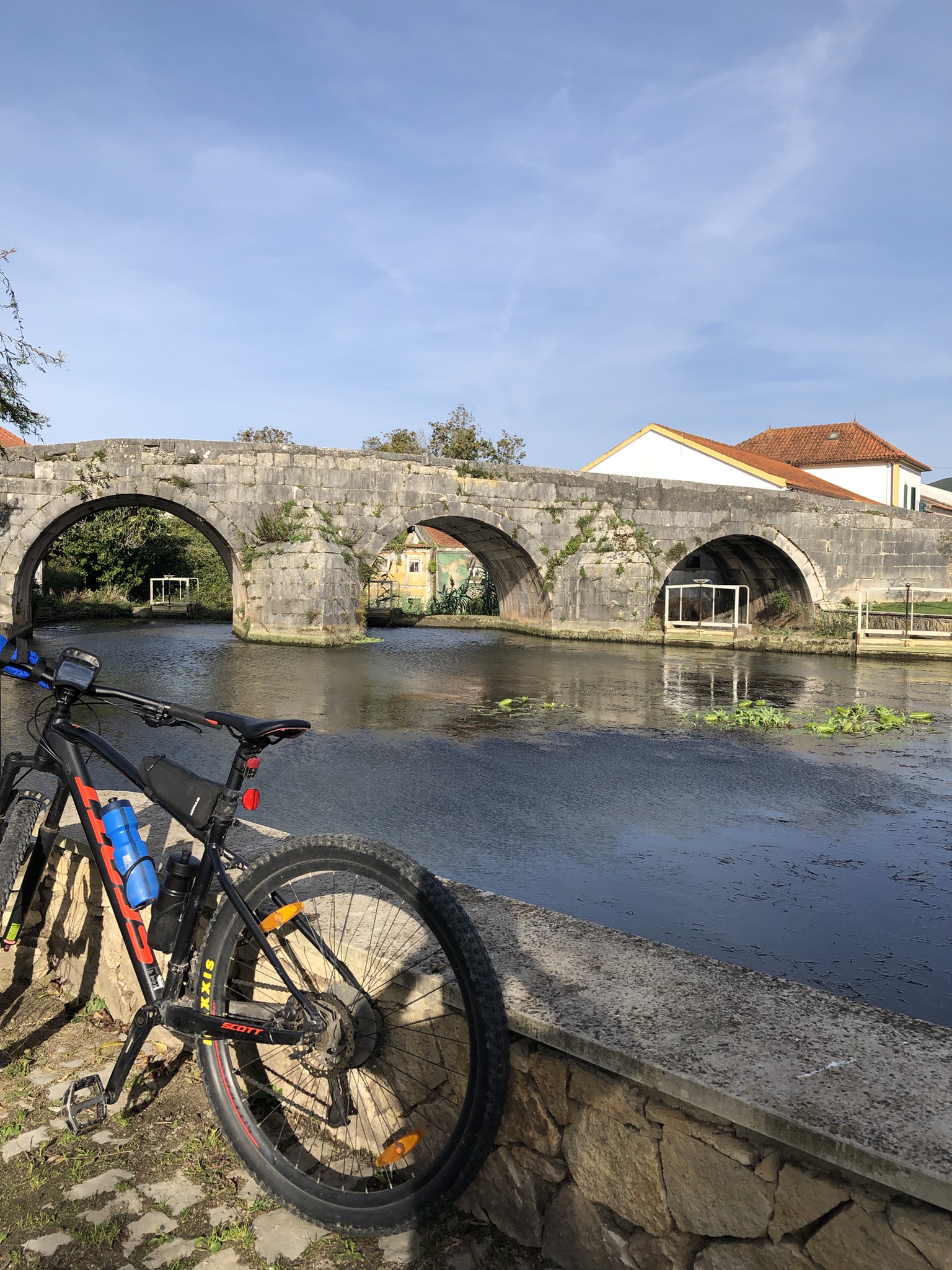 Ponte Românica de Redinha: A Stone Bridge Through Time